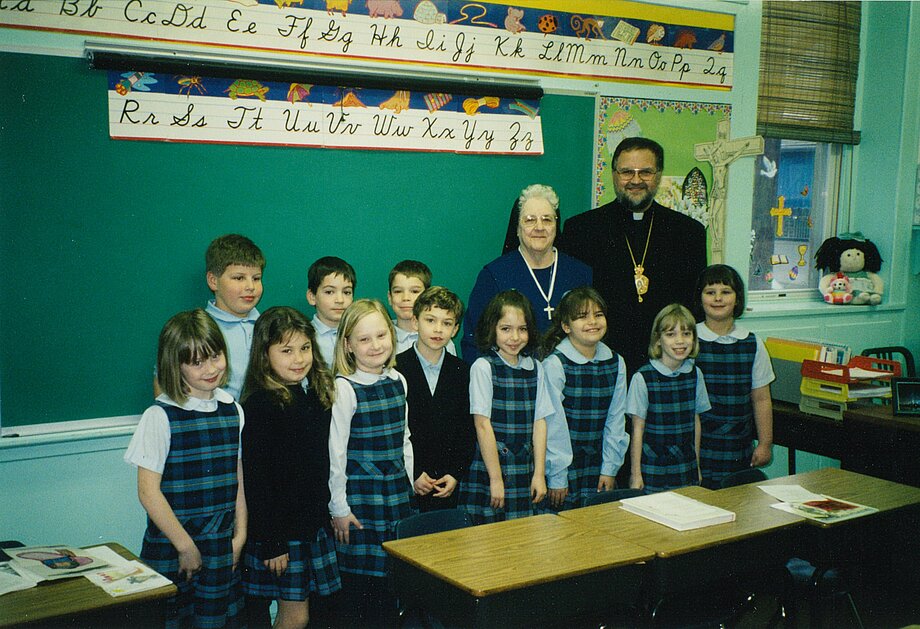 Митрополит Стефан Сорока із сестрою Ґрейс Ладисер ССНДМ та учнями 2 класу у школі Преображення Господнього у Шамокін, ПА (2002)