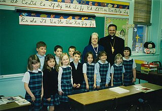 Митрополит Стефан Сорока із сестрою Ґрейс Ладисер ССНДМ та учнями 2 класу у школі Преображення Господнього у Шамокін, ПА (2002)