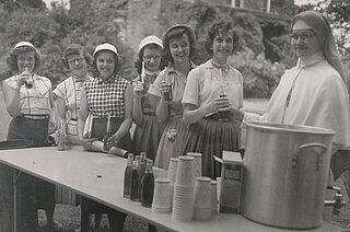 Сестра Петронелла з дівчатами, що вчаться у Академії Матері Божої у Стемфорді, КТ. (1950-ті) .