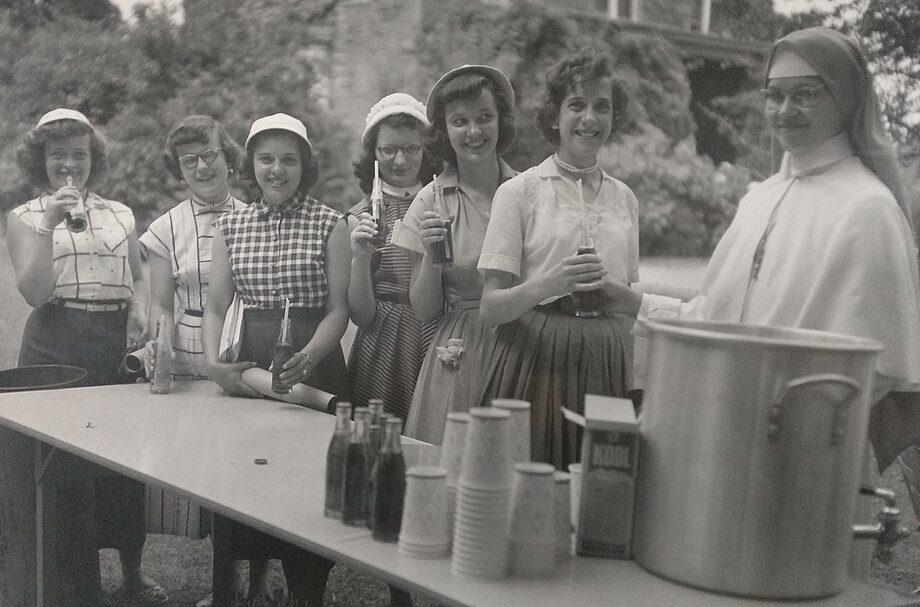 Сестра Петронелла з дівчатами, що вчаться у Академії Матері Божої у Стемфорді, КТ. (1950-ті) .