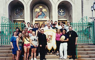 Митрополит Стефан Сорока та єпископ Вальтер Паска з групою молоді перед від’їздом на Світовий день молоді в Торонто (Липень 2002)