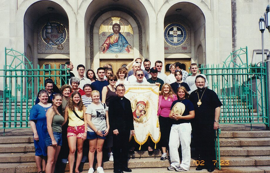 Митрополит Стефан Сорока та єпископ Вальтер Паска з групою молоді перед від’їздом на Світовий день молоді в Торонто (Липень 2002)