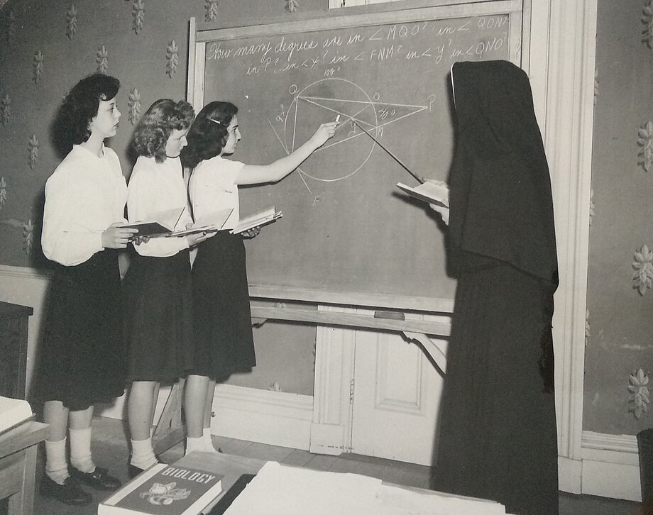 Сестра Місіонерка навчає дівчат у Академії Матері Божої у Стемфорді, КТ. (1946)