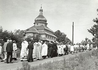 Владика Йосиф Шмондюк благословляє новозбудовану церкву св. Володимира у Ґлен Спей, НЙ (1967)