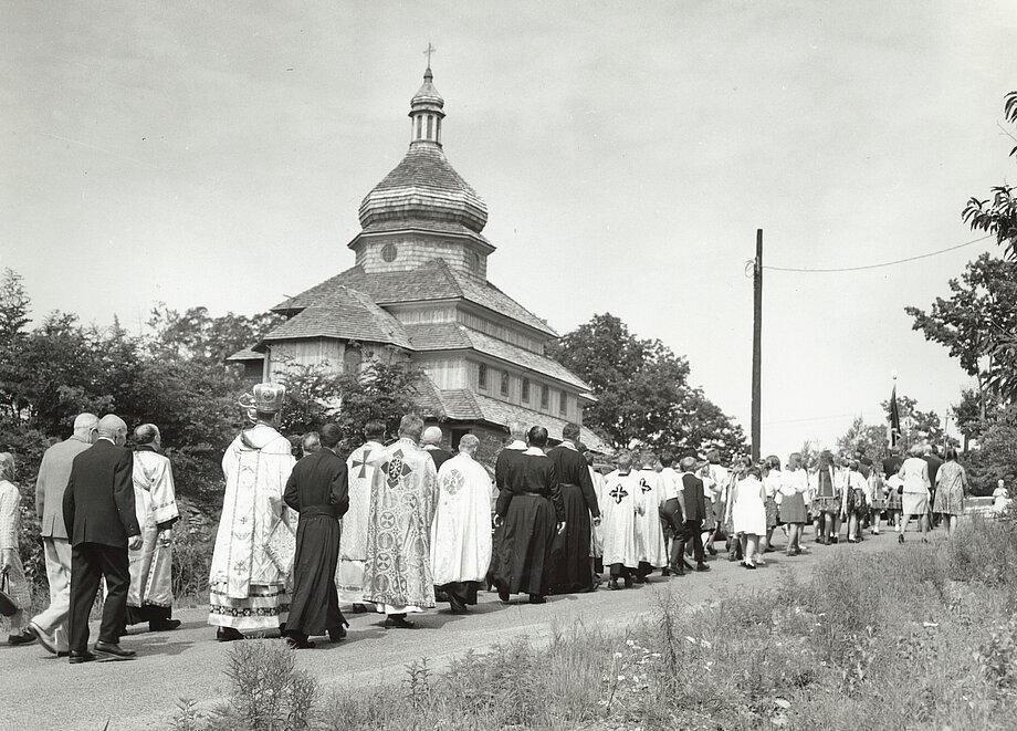 Владика Йосиф Шмондюк благословляє новозбудовану церкву св. Володимира у Ґлен Спей, НЙ (1967)