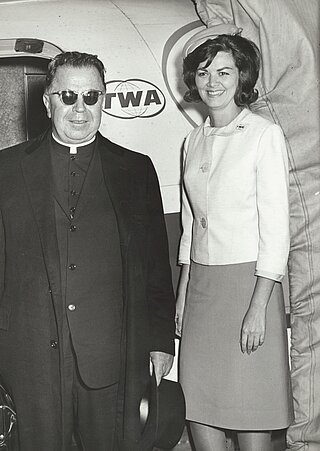 Владика Амброзій Сенишин у аеропорту Кеннеді у Нью-Йорку на шляху до Риму на Другий Ватиканський Собор (1962)