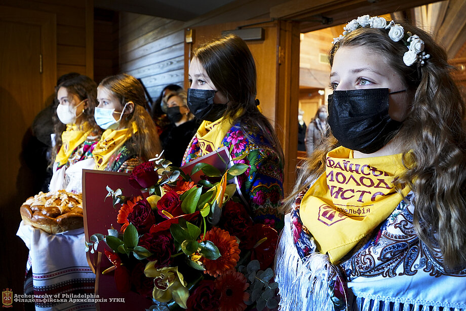 Молодь з спільноти УМХ вітає митрополита Бориса Ґудзяка на парафії св. Архистратига Михаїла у Дженкінтавні, ПА (21 січня 2022)