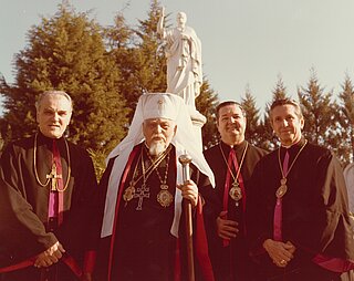 Американські владики Йосиф Шмондюк, Ярослав Ґабро та Василь Лостен разом з Патріархом Йосифом біля будинку УКУ в Римі. (Осінь 1978)