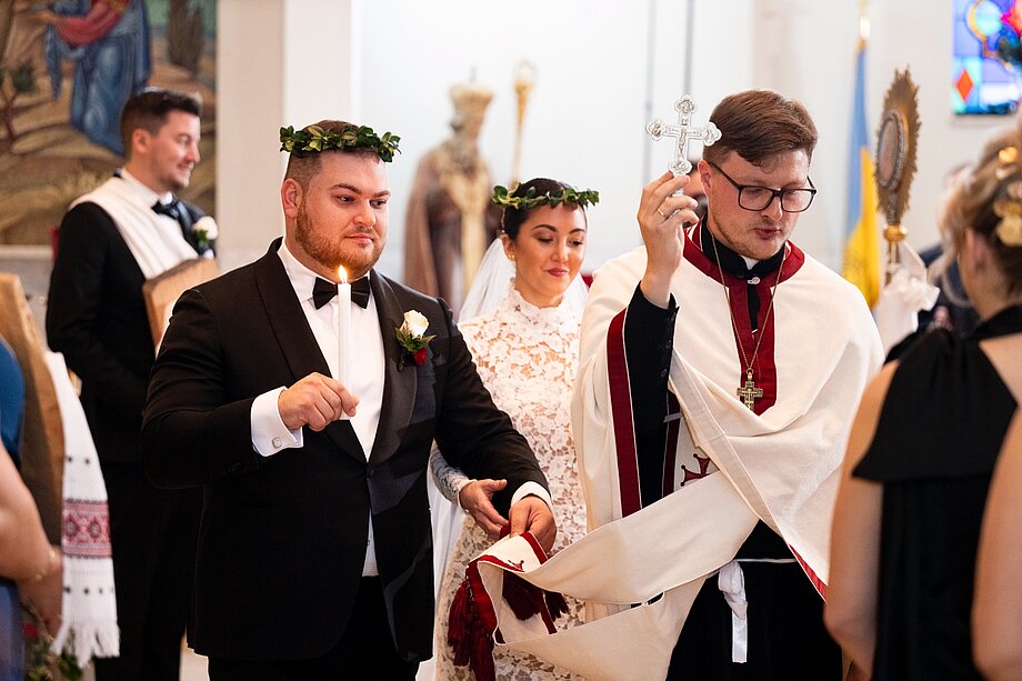 Таїнство вінчання Луки та Емілі Захарчуків на парафії св. Миколая у Філадельфії. Отець Руслан Боровий веде наречених у танці Ісаї (Грудень 2023)