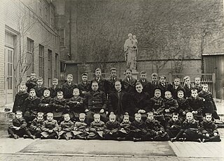 о. Йосиф Чаплинський та хлопці з сиротинця сестер Василиянок у Філадельфії. (1920-ті)