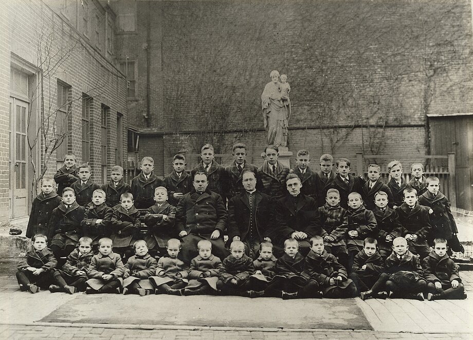 о. Йосиф Чаплинський та хлопці з сиротинця сестер Василиянок у Філадельфії. (1920-ті)