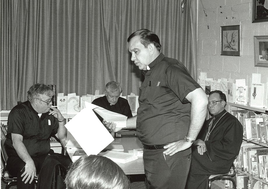 Владика Роберт Москаль та отці Річард Семінак, Михайло Нестор та Михайло Ревтюк під час наради у школі Св. Йосафата у Пармі, ОГ (Пізні 1980-ті)