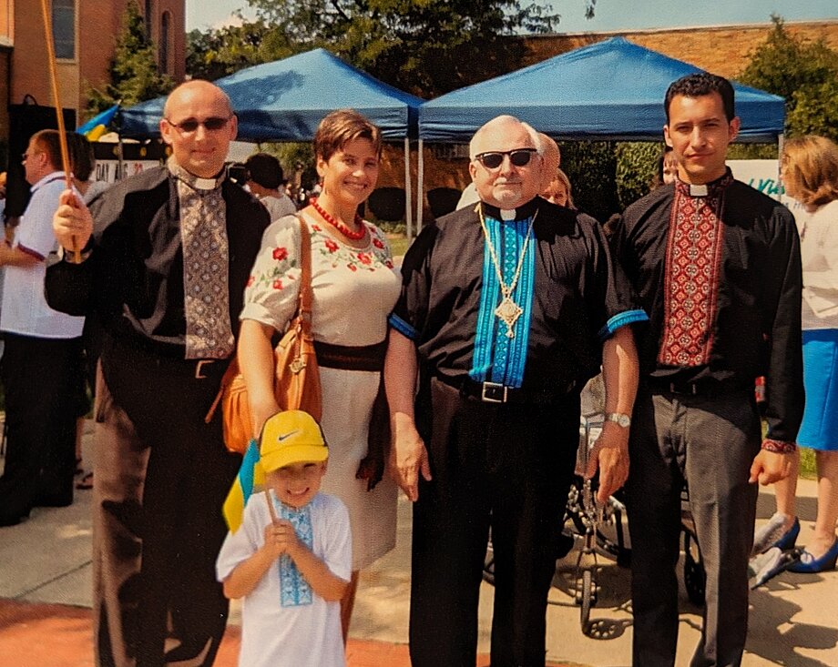 Владика Іван Бура з о. Богданом Барицьким і його дружиною Іванною та о. Клаудіо Мельницьким святкують День Незалежності України у Пармі, ОГ (2014)