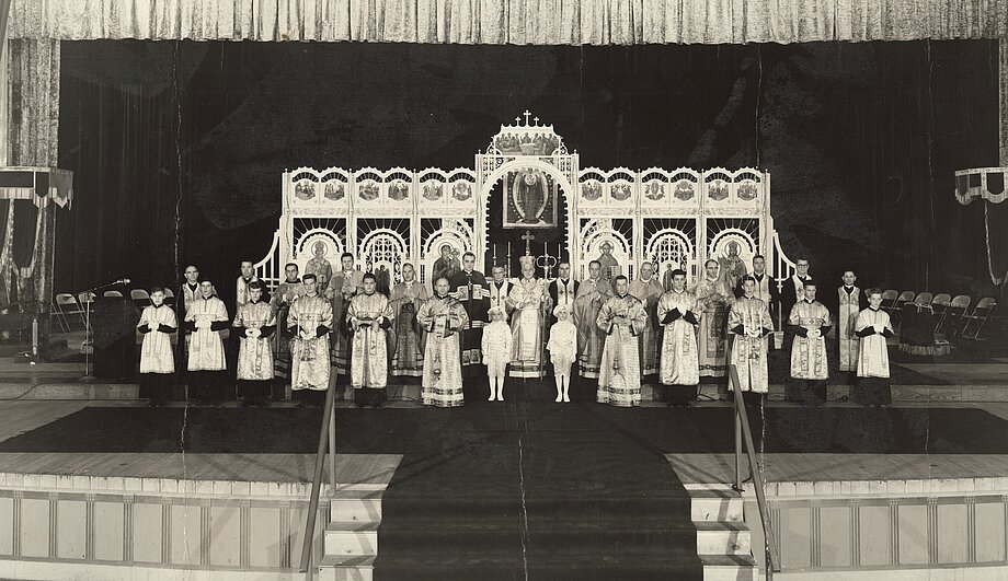 Проголошення Митрополії. Посередині владика Костянтин Богачевський та єпископ-помічник Йосиф Шмондюк. Філадельфія, ПА (1 листопада 1958)