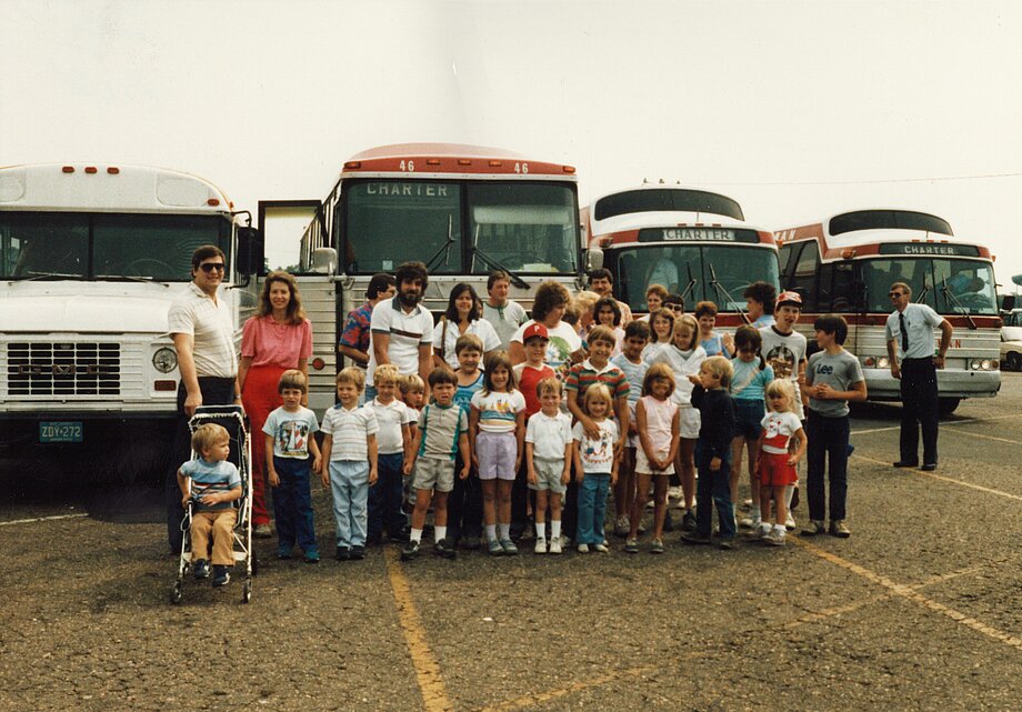 Діти з парафії Преображення Господнього у Нантікок під час подарованої їм парафією поїздки до парку розваг у Джексон, НДж (24 серпня 1985)