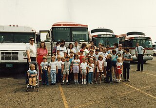 Діти з парафії Преображення Господнього у Нантікок під час подарованої їм парафією поїздки до парку розваг у Джексон, НДж (24 серпня 1985)