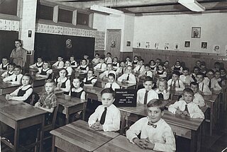 Вчителька пані Мельник із учнями школи Непорочного Зачаття у Філадельфії. (1954)