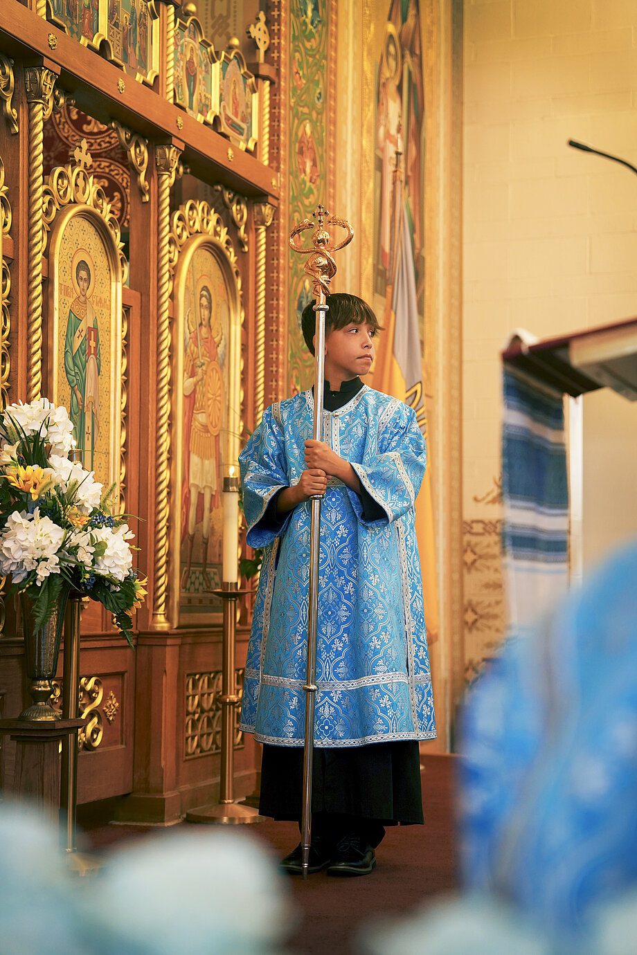 Вівтарник тримає єпископський жезл під час священичих свячень о. Павла Спотса на парафії св. Михаїла у Фраквілі, ПА (2023)