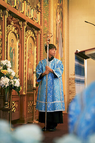 Вівтарник тримає єпископський жезл під час священичих свячень о. Павла Спотса на парафії св. Михаїла у Фраквілі, ПА (2023)