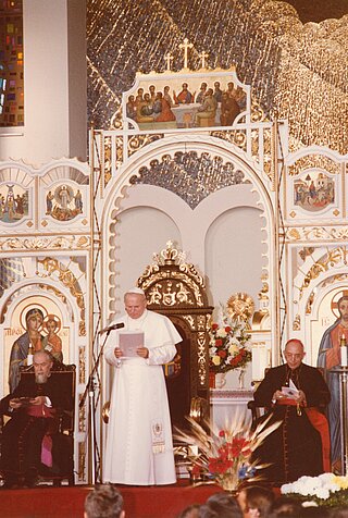 Папа Іван Павло ІІ промовляє до вірних під час візиту до катедри у Філадельфії. Зліва від нього сидить владика-номінант Мирослав Любачівський. (4 жовтня 1979)