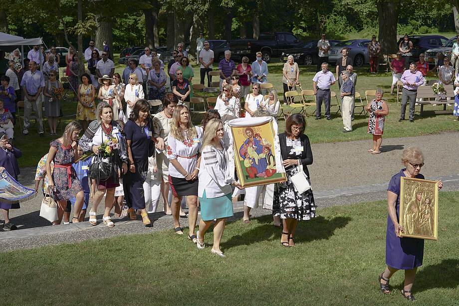 Матері в молитві несуть ікону Богородиці під час Успенської прощі у Слотсбургу, НЙ (Серпень 2021)