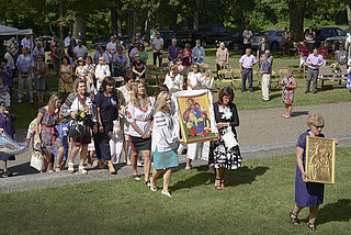 Матері в молитві несуть ікону Богородиці під час Успенської прощі у Слотсбургу, НЙ (Серпень 2021)