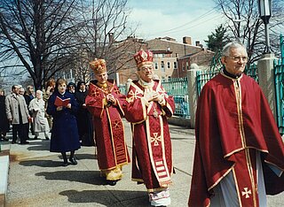 Митрополит Степан Сулик та владика Вальтер Паска йдуть у процесії з плащаницею довкола катедри Непорочного Зачаття (Пізні 1990-ті)