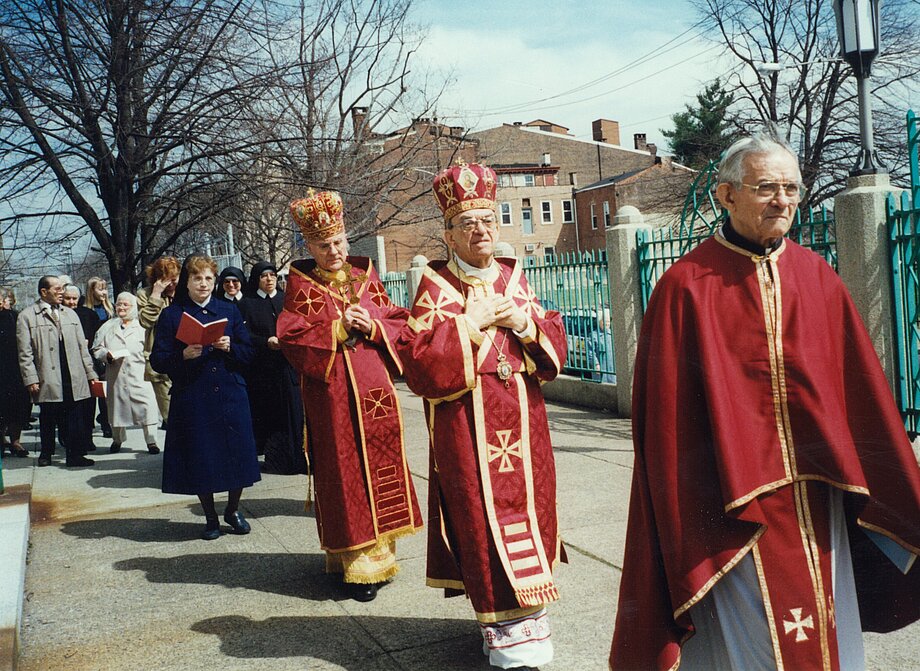 Митрополит Степан Сулик та владика Вальтер Паска йдуть у процесії з плащаницею довкола катедри Непорочного Зачаття (Пізні 1990-ті)