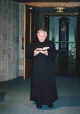 o. Роман Мірчук молиться з молитвослова під час священичих реколекцій у Лонг Бренч, НДж (Вересень 2001)