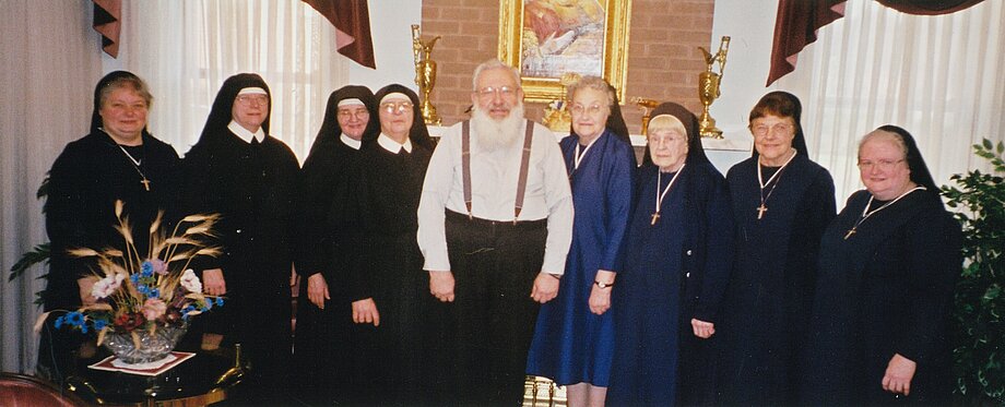 Блаженніший Любомир Гузар з сестрами Служебницями та Місіонерками в єпископській резиденції у Філадельфії (Листопад 2002)