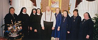 Блаженніший Любомир Гузар з сестрами Служебницями та Місіонерками в єпископській резиденції у Філадельфії (Листопад 2002)