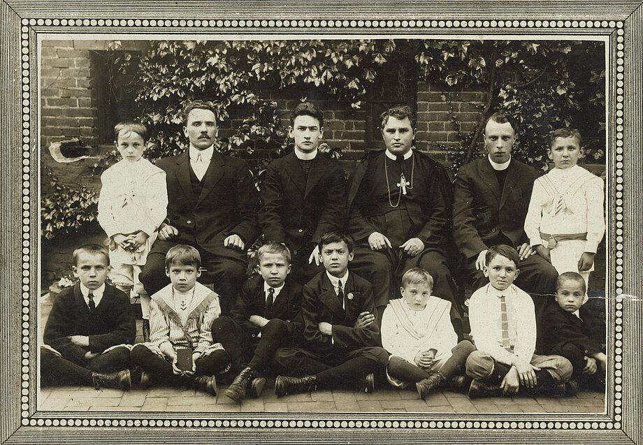 Єпископ Сотер Ортинський з хлопцями з сиротинця. Філадельфія. (1913)