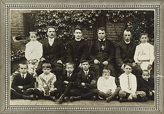 Єпископ Сотер Ортинський з хлопцями з сиротинця. Філадельфія. (1913)