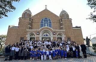 Учні школи Успення Пресвятої Богородиці у Перт-Амбой зі сестрами Воплоченого Слова та о. Іваном Туриком після спільної літургії. (Вересень 2024).