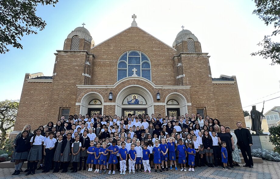 Учні школи Успення Пресвятої Богородиці у Перт-Амбой зі сестрами Воплоченого Слова та о. Іваном Туриком після спільної літургії. (Вересень 2024).