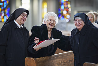 Іконографиня Христина Дохват разом з Сестрами місіонерками Тимотеєю та Євгенією після отримання ордену Митрополита Шептицького (Листопад 2021)