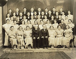 Хор парафії Святих Петра і Павла у м. Маунт Кармел після концерту. Посередині о. Добротвор та професор Осип Заремба. (Березень 1933)