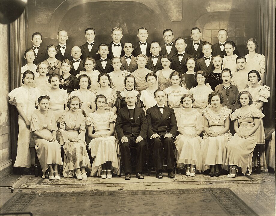 Хор парафії Святих Петра і Павла у м. Маунт Кармел після концерту. Посередині о. Добротвор та професор Осип Заремба. (Березень 1933)