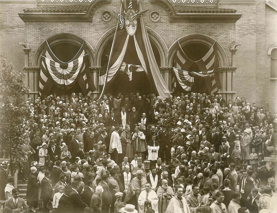 Єпископи Костянтин Богачевський і Василь Такач біля церкви св. Миколая у Чикаго. Міжнародний Євхаристійний конгрес (Червень 1926)