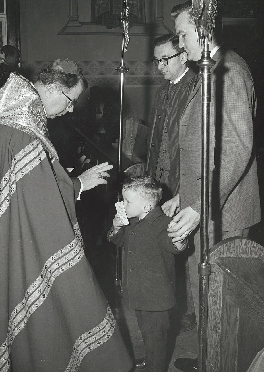 Владика Амброзій Сенишин благословляє маленького парафіянина на парафії св. Володимира у Елізабет, НДж (8 квітня 1962)
