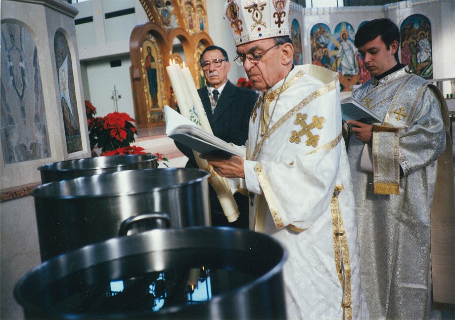 Владика Вальтер Паска під час йорданського водосвяття у катедрі Непорочного Зачаття. Біля нього стоїть диякон Андрій Рабій (зараз єпископ) (Січень 2001)