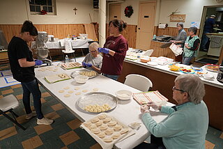 Парафіяни ліплять вареники на парафії Святого Духа у Вест Істоні, ПА. 2023.