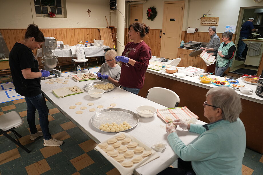 Парафіяни ліплять вареники на парафії Святого Духа у Вест Істоні, ПА. 2023.