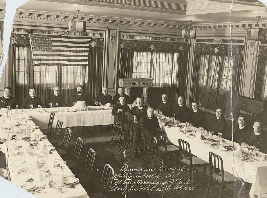 Святкування 25-ліття священства о. Жука у готелі Адельфія в Філадельфії. Посередині сидить Вл. Костянтин Богачевський, (9 грудня 1924)