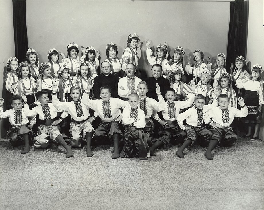 Танцювальна група парафії Преображення Господнього у Нантікок, ПА з парохом о. Миколою Фісаником під час українського фестивалю (День праці, 1965)