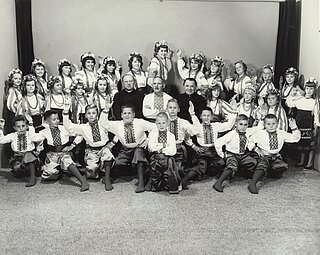 Танцювальна група парафії Преображення Господнього у Нантікок, ПА з парохом о. Миколою Фісаником під час українського фестивалю (День праці, 1965)