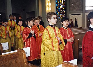 Вівтарники йдуть в процесії під час літургії Страсного Четверга у катедрі Непорочного Зачаття (Квітень 1999)