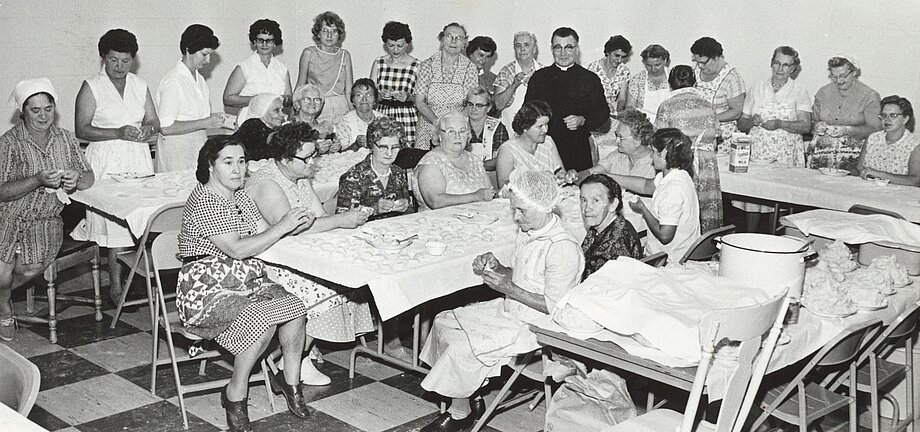 Парафіяни ліплять вареники, щоб зібрати кошти для парафії Успіння Пресвятої Богородиці у Латробе, ПА (1965)