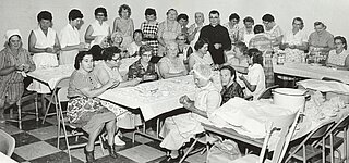 Парафіяни ліплять вареники, щоб зібрати кошти для парафії Успіння Пресвятої Богородиці у Латробе, ПА (1965)