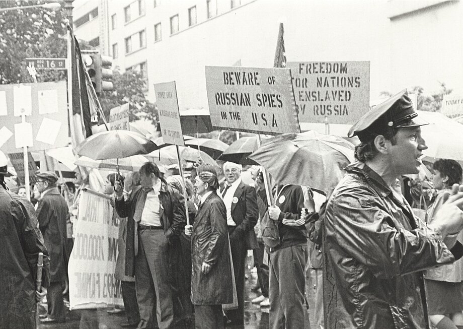 Українці протестують під радянським посольством у Вашингтоні, ОК (Ранні 1980-ті)
